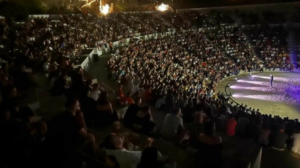 Ο Αλέξανδρος Τσουβέλας «γκρέμισε» το θέατρο Πέτρας