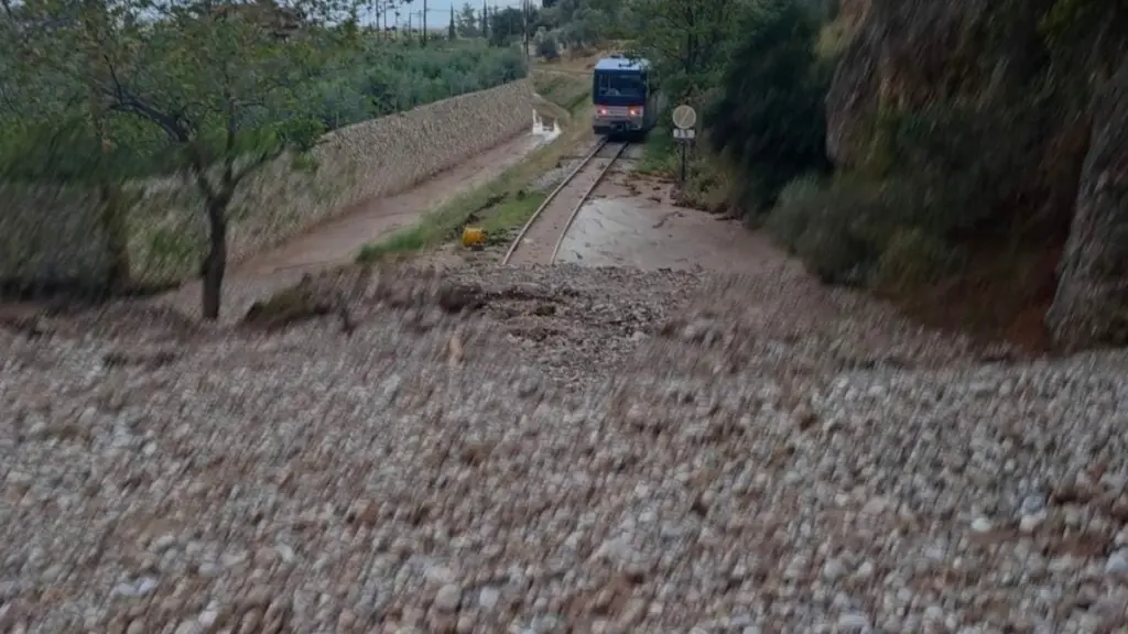 Κακοκαιρία Elias: Διακοπή της κυκλοφορίας στη γραμμή Διακοπτό – Καλάβρυτα λόγω κατολίσθησης (pics)