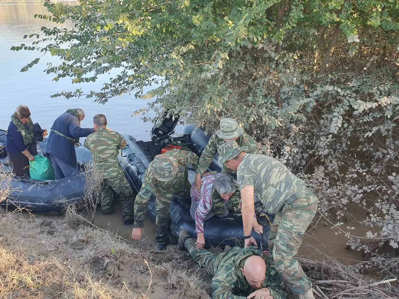 Πεζοναύτης ξαπλώνει στις λάσπες για να περάσουν από πάνω του ηλικιωμένοι πλημμυροπαθείς (pics)