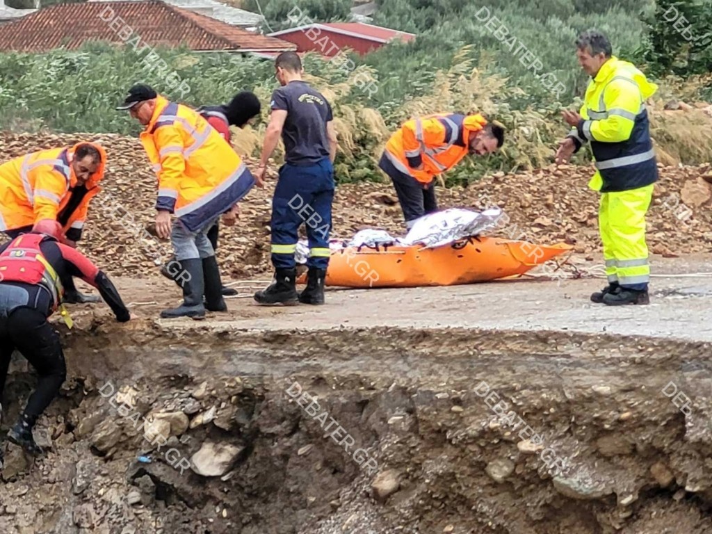Οδηγός έπεσε με το αυτοκίνητο στη γέφυρα που “κόπηκε” στο Νότιο Πήλιο – Δραματική επιχείρηση απεγκλωβισμού (pics&vid)
