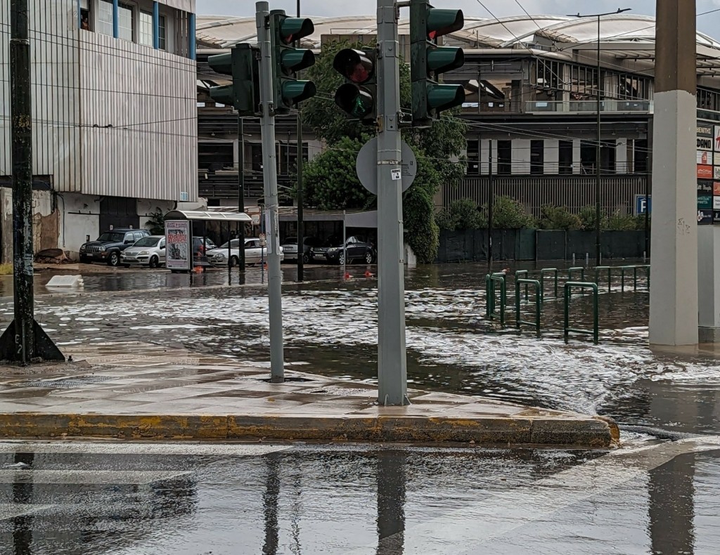Η κακοκαιρία Daniel έφτασε στην Αττική – Έκλεισε η Πειραιώς – Σε ποιους δρόμους υπάρχουν προβλήματα (pics)