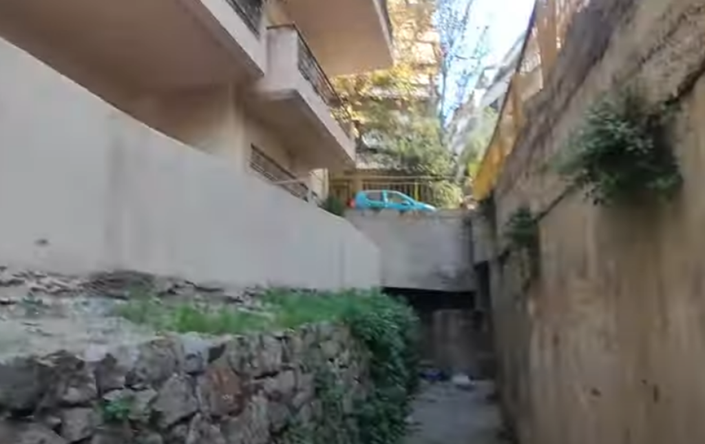Ρέμα στο κέντρο της Αθήνας διασχίζει υπόγεια και αυλές – Τι λέει κάτοικος στο DEBATER