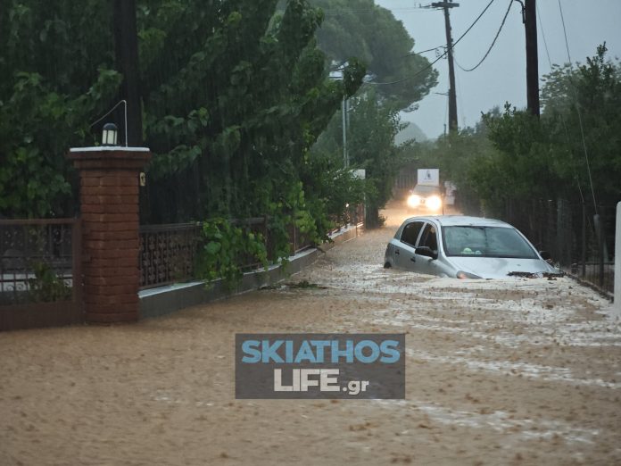 Στη δίνη της κακοκαιρίας Daniel και η Σκιάθος – Απαγορεύτηκε η κυκλοφορία στο νησί (pics)
