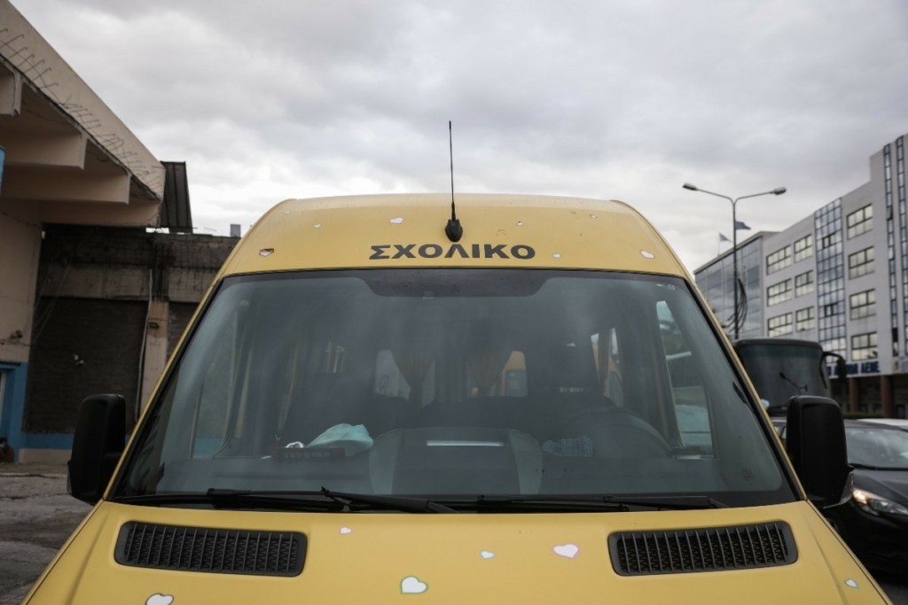 Φωτιά “έπιασε” σχολικό λεωφορείο στου Παπάγου