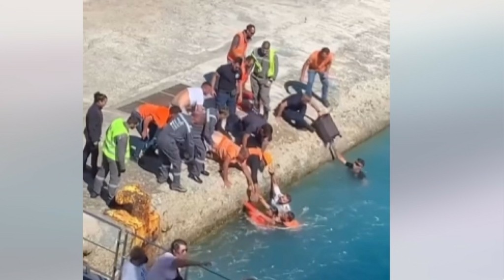 Τήνος: Γυναίκα πήγε να επιβιβαστεί σε πλοίο και έπεσε στη θάλασσα (vid)