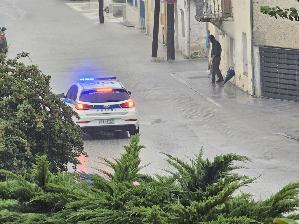 Κακοκαιρία Daniel: Απαγόρευση της κυκλοφορίας των οχημάτων στα Τρίκαλα
