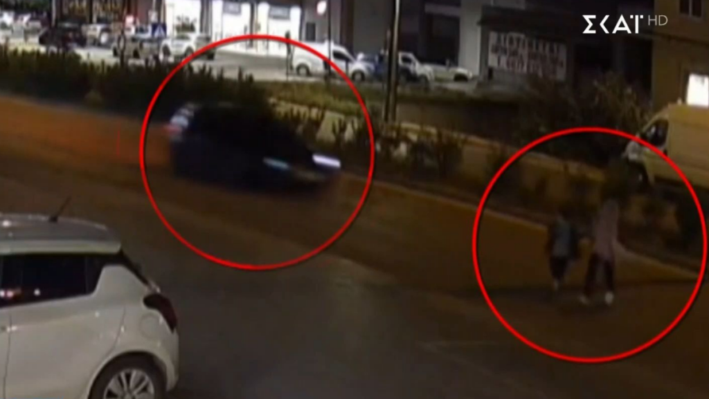 Βίντεο σοκ από το τροχαίο στο Μαρκόπουλο: Τα τελευταία δευτερόλεπτα πριν την τραγωδία – Σώθηκαν από θαύμα γυναίκα με παιδί (Vid)