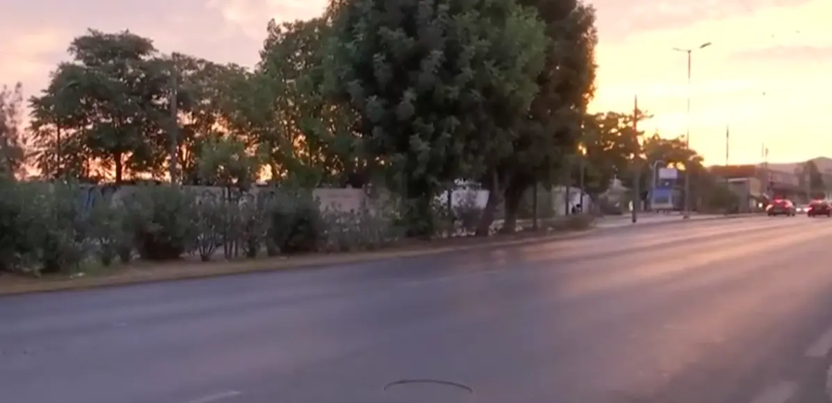 Θανατηφόρο τροχαίο στην Πέτρου Ράλλη – Μηχανή “καρφώθηκε” σε φορτηγό – Νεκρός 23χρονος