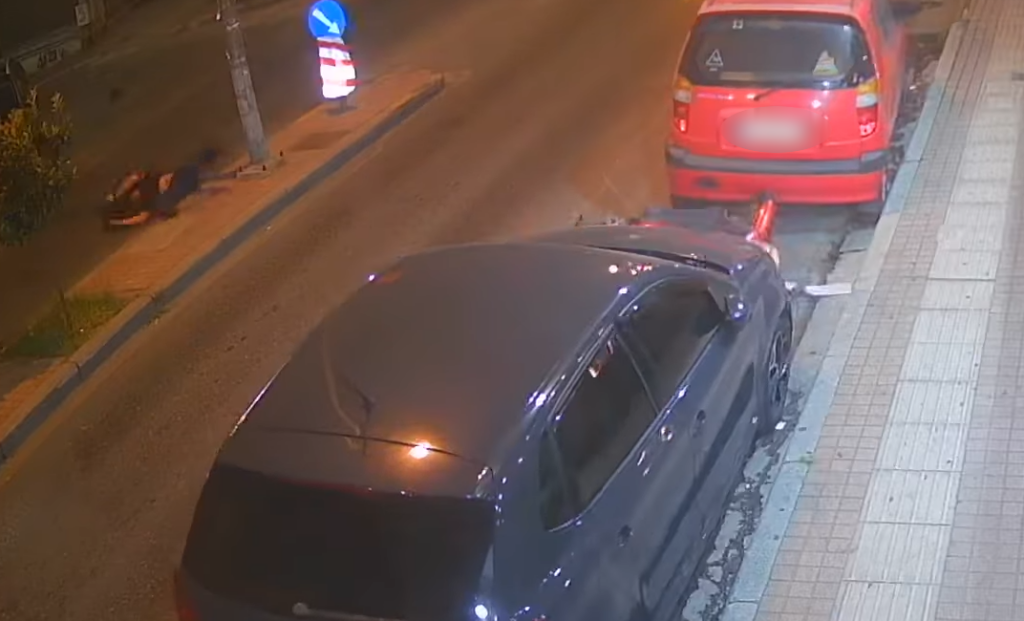 Βίντεο ντοκουμέντο από τροχαίο με εγκατάλειψη στη Θεσσαλονίκη – Αυτοκίνητο παρέσυρε μηχανή