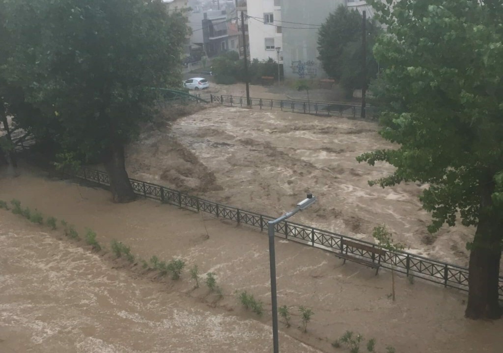 Υπερχείλισε ο Κραυσίδωνας και “βούλιαξε” ο Βόλος – Απαγορεύτηκε η κυκλοφορία – Πληροφορίες και για δεύτερο αγνοούμενο