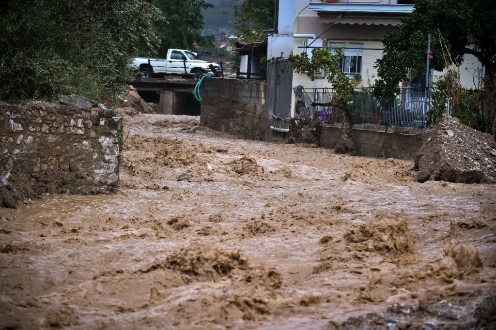 Δραματικές ώρες σε Βόλο και Καρδίτσα – Μπαράζ μηνυμάτων του 112 – Σε ισχύ η απαγόρευση κυκλοφορίας (pics&vid)