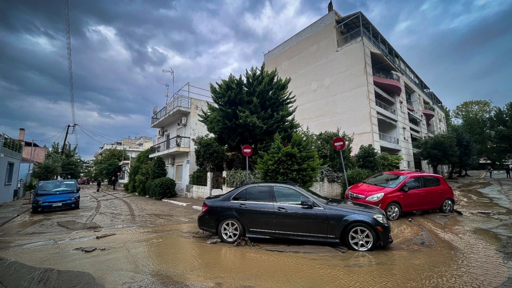 Βόλος: Χωρίς νερό η πόλη – Σταδιακή αποκατάσταση της ηλεκτροδότησης – Στη λάσπη συνοικίες και προάστια
