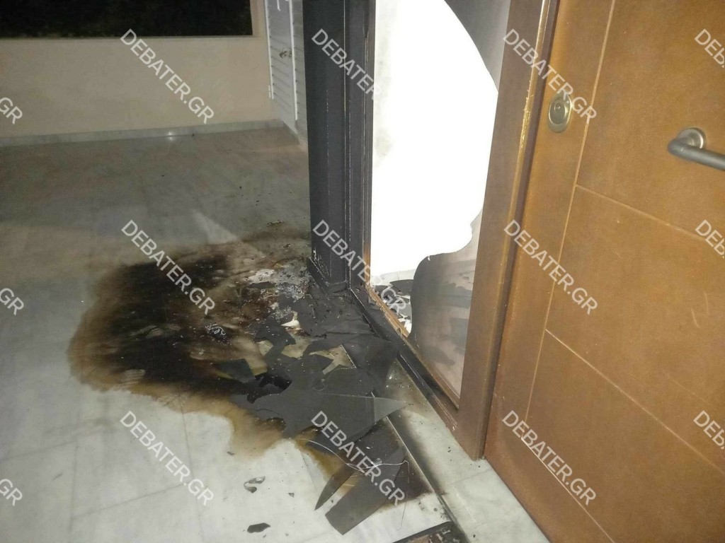 Έκρηξη σε είσοδο πολυκατοικίας στον Χολαργό – Τι ερευνά η ΕΛΑΣ για τον στόχο της επίθεσης