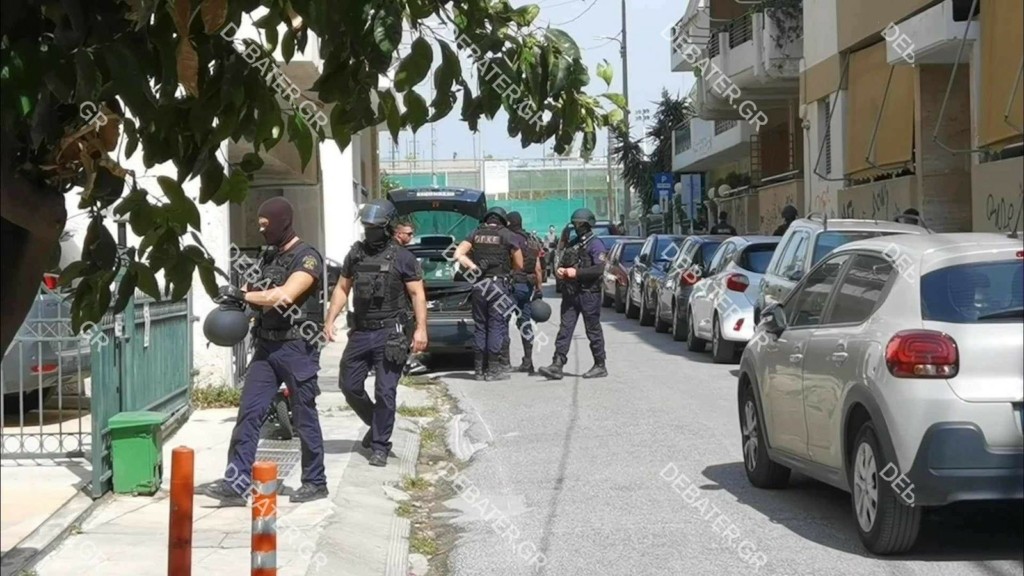 Αίσιος τέλος στου Γουδή – Συνελήφθη ο άνδρας που είχε ταμπουρωθεί και απειλούσε ότι θα ανοίξει πυρ (pics)