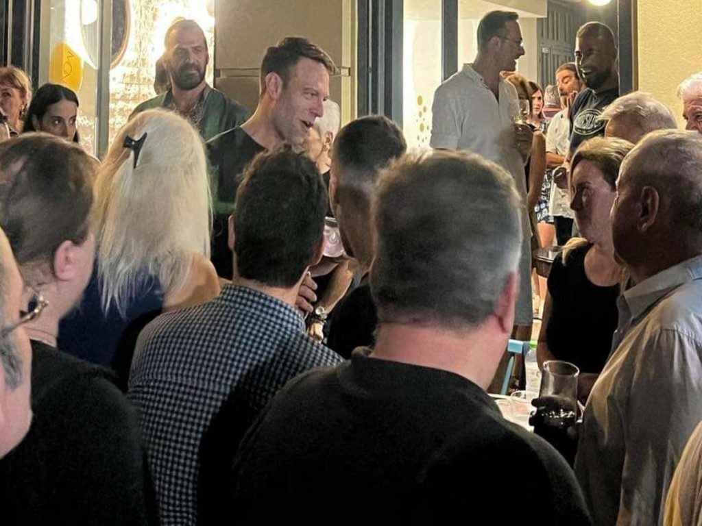 Στέφανος Κασσελάκης: Στιγμές χαλάρωσης στο κέντρο της Αθήνας πριν τη μεγάλη «μάχη» (pics)