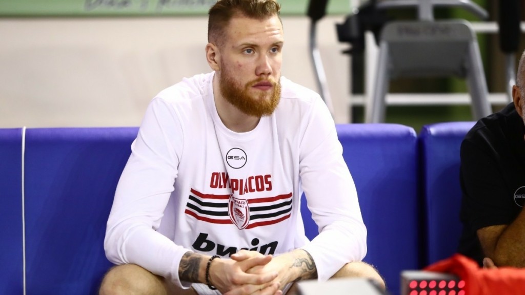 Ολυμπιακός: Εκτός λίστας Basket League ο Ίγκνας Μπραζντέικις