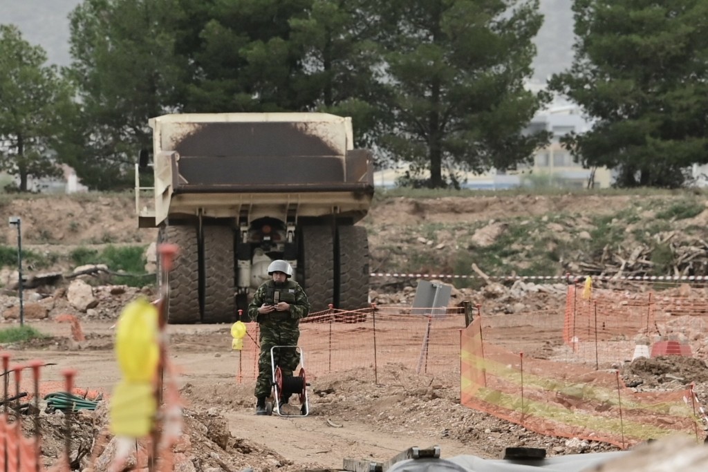 Κλειστή η Λεωφόρος Ποσειδώνος: Ξεκίνησε η επιχείρηση για την εξουδετέρωση βόμβας του Β΄ Παγκοσμίου – Εικόνες από το σημείο
