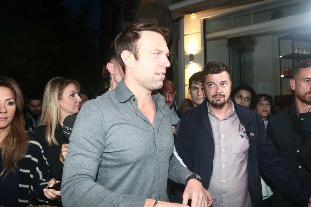 Συναντήθηκε για ποτό και κουβέντα με νέους στη Θεσσαλονίκη ο Κασσελάκης
