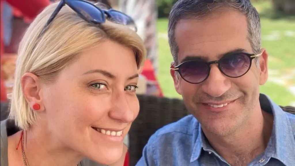 Σία Κοσιώνη – Κώστας Μπακογιάννης: Ο γιος τους έκανε βόλτα την παρουσιάστρια με το πατίνι του