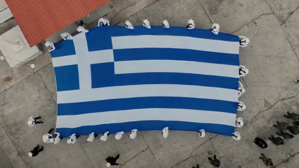 Υψώθηκε με τιμές η γαλανόλευκη σημαία στο λιμάνι της Χίου