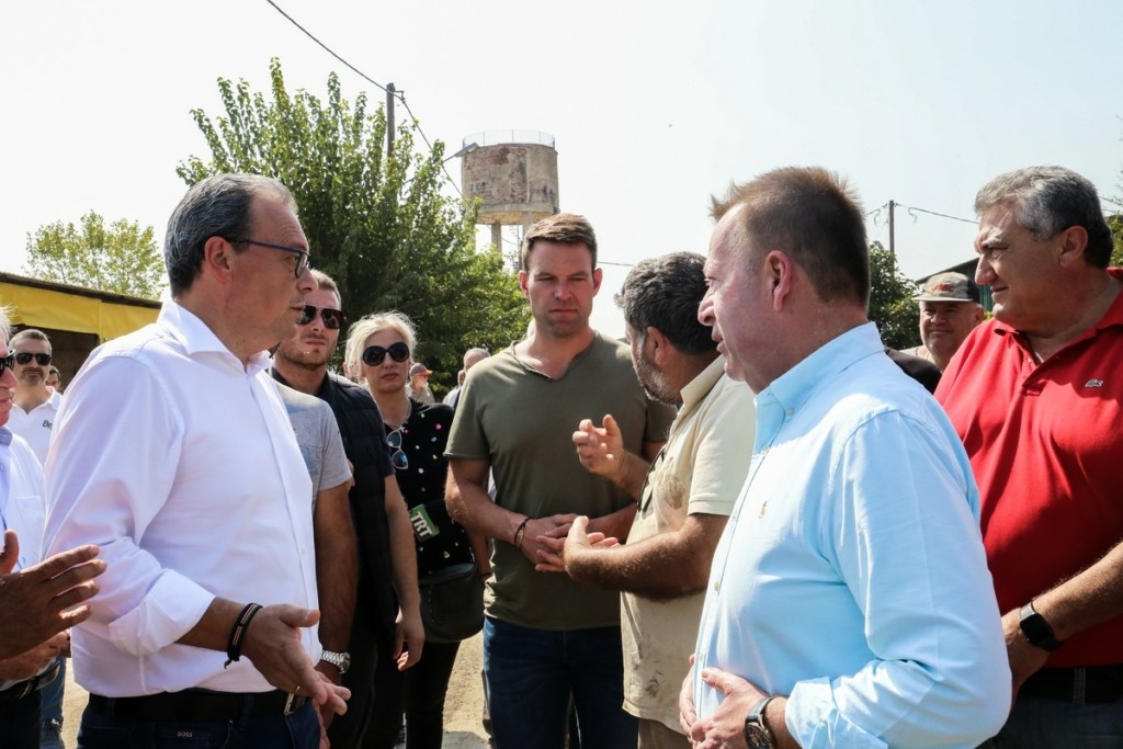 Ο Κασσελάκης είπε στις κάμερες να μη μπουν σε σπίτι πλημμυροπαθή και τελικά μπήκε δικό του συνεργείο