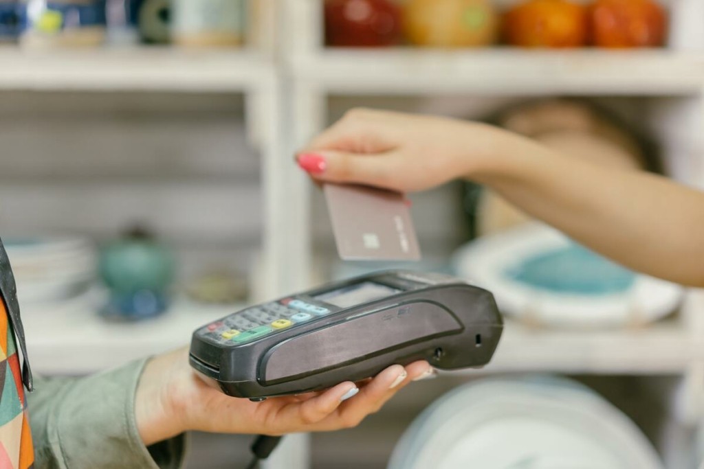 Υποχρεωτικό POS σε πανηγύρια, λαϊκές, συναυλίες, ταξί ακόμα και περίπτερα – Τσουχτερό πρόστιμο στους παραβάτες (Πίνακας)