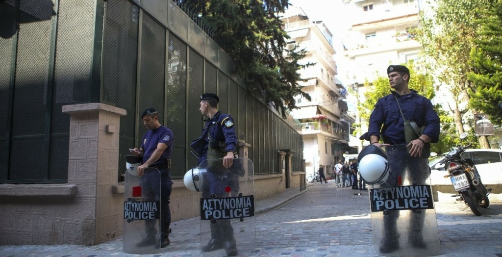Επίθεση με μολότοφ σε διμοιρία των ΜΑΤ στο τουρκικό προξενείο της Θεσσαλονίκης (pics&vid)