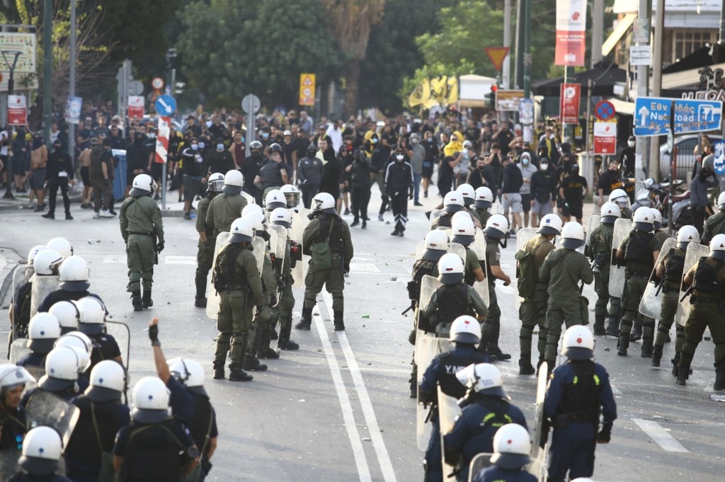 Επεισόδια στη Νέα Φιλαδέλφεια πριν το ΑΕΚ – Άγιαξ – Τραυματίστηκε ένας αστυνομικός