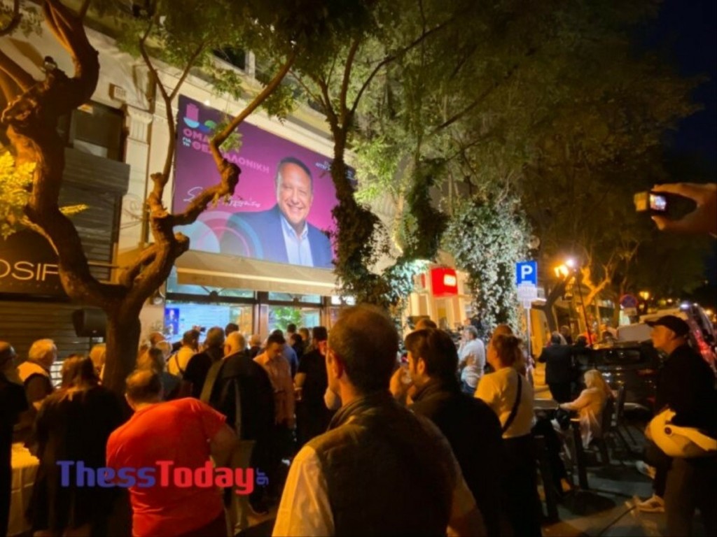 Χειροκροτήματα και χαμόγελα στο «στρατόπεδο» Αγγελούδη στη Θεσσαλονίκη