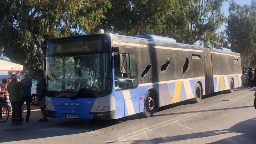 Τρόμος σε λεωφορείο στην Αρτέμιδα – Άνδρας έσπαγε τα τζάμια και φώναζε «θα σας σκοτώσω» (pics)