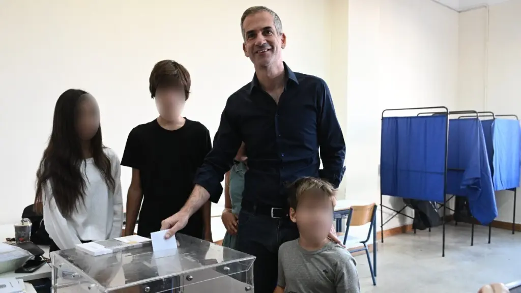 Κώστας Μπακογιάννης: Η συγκινητική ανάρτηση για τον γιο του, Παύλο, που έκλεισε τα 18