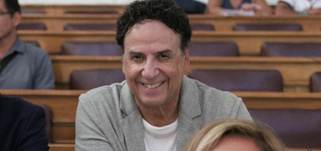 Δείτε τον Χάρη Ρώμα 40 χρόνια πριν στη δεύτερη τηλεοπτική του εμφάνιση – Κυριολεκτικά αγνώριστος! (pic&vid)
