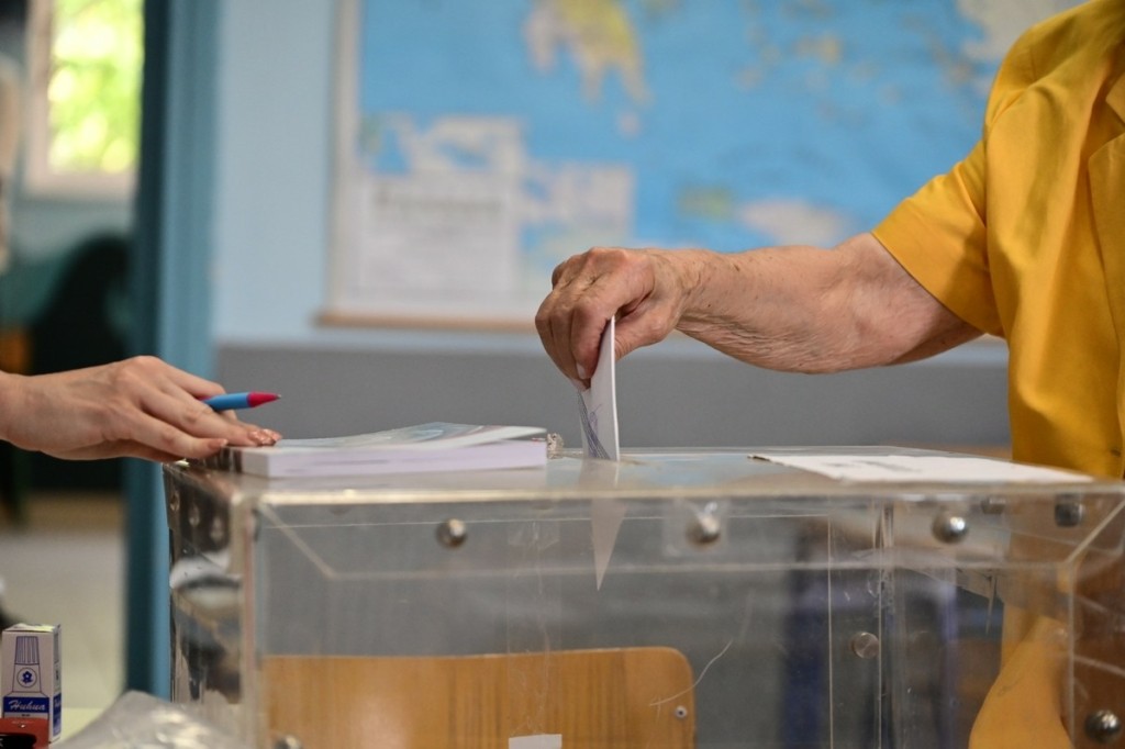 Νικητές την αποχή και τους «γαλάζιους αντάρτες» βρίσκει ο β’ γύρος – Οι μεγάλες ανατροπές