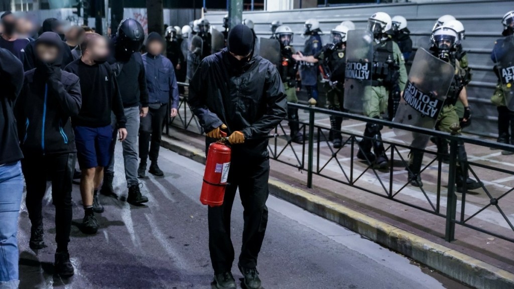 Εξάρχεια: Επεισόδια με μολότοφ και χημικά – Μετά την πορεία για τη 16χρονη που τραυματίστηκε στο Νέο Ηράκλειο (vids)