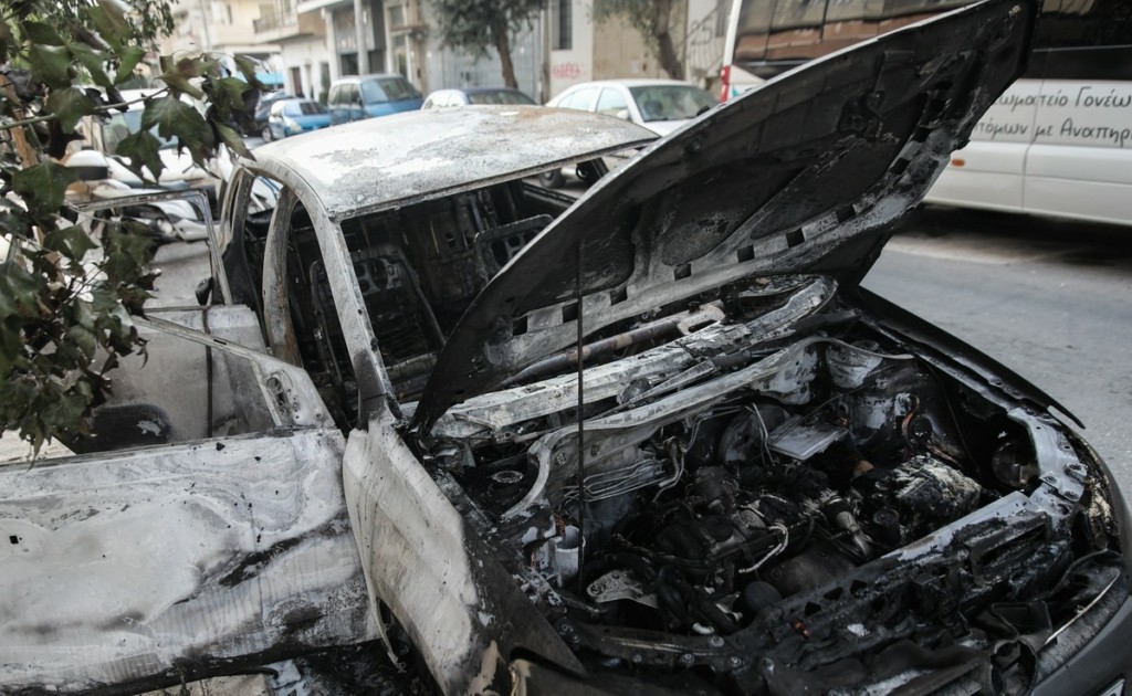 Φωτιά σε αυτοκίνητα σε Κερατσίνι, Νέα Φιλαδέλφεια και Βουλιαγμένη