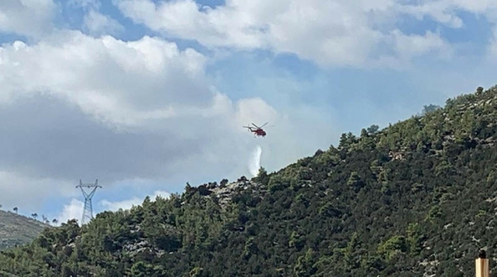 Φωτιά στη Νέα Μάκρη: Έκλεισε η λεωφόρος Διονύσου