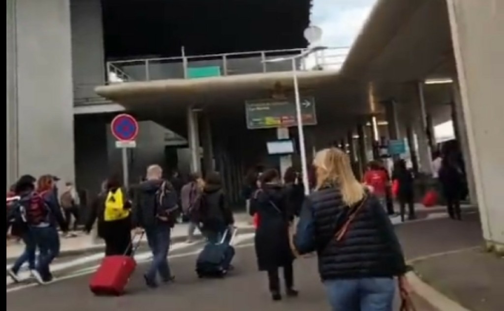 Συναγερμός ξανά στη Γαλλία: Εκκενώνονται τέσσερα αεροδρόμια – Απειλές για βόμβα (vid)