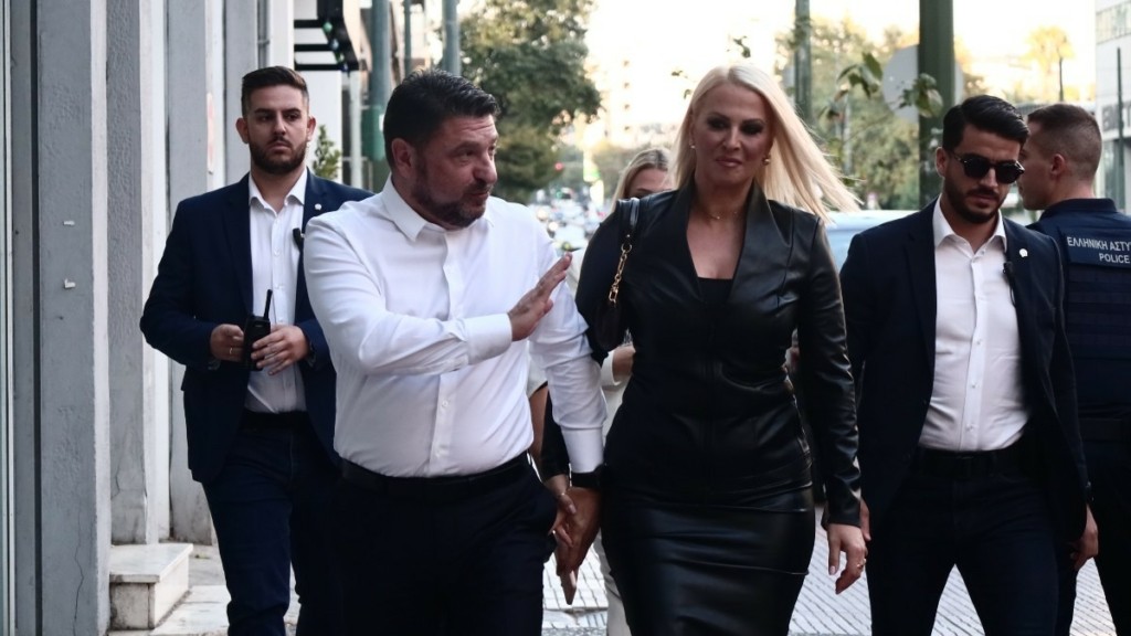 Η σύζυγος του Νίκου Χαρδαλιά πήρε όσκαρ… κομψότητας – Το total leather look της είναι ήδη trend για τον χειμώνα (pics)