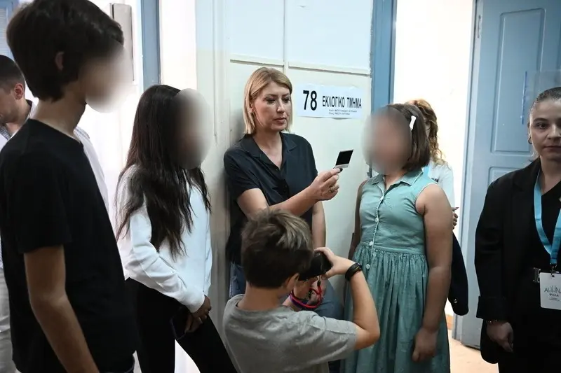 Η Σία Κοσιώνη στο πλευρό του Κώστα Μπακογιάννη – Μαζί του στο εκλογικό κέντρο (pics)