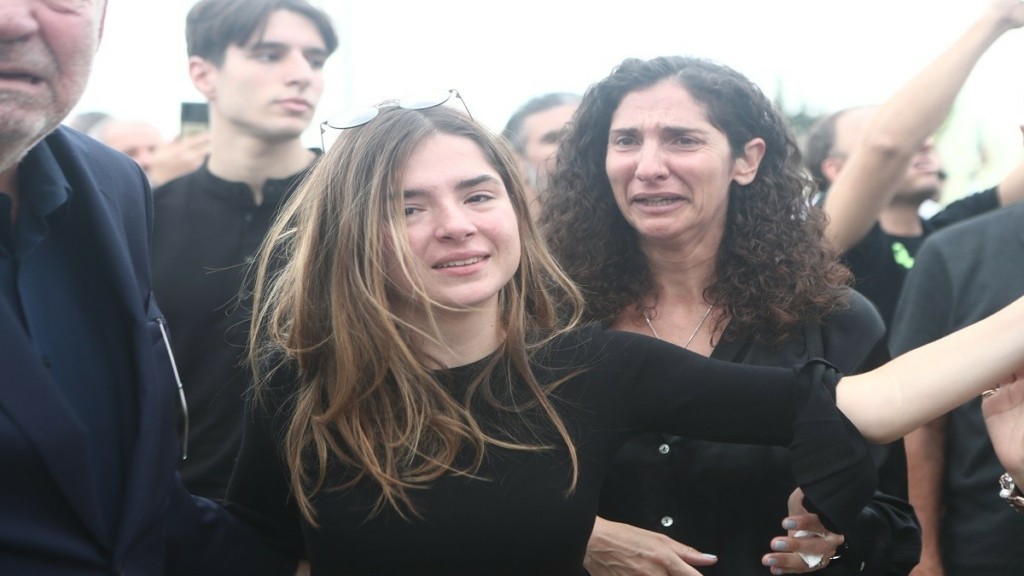 Γιάννης Ιωαννίδης: «Ράκος» η κόρη του στο «ύστατο χαίρε» (pics)