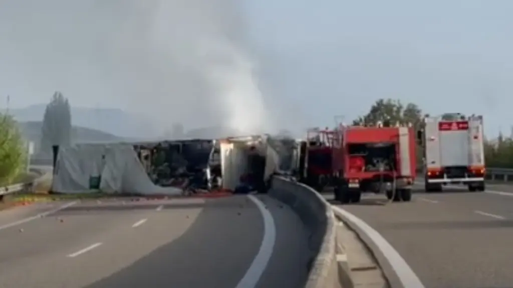 Κλειστή η Ιονία Οδός στο ύψος της Άρτας και στα δύο ρεύματα – Φορτηγό τυλίχθηκε στις φλόγες (vid)