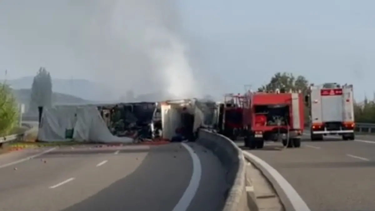 Κλειστή η Ιονία Οδός στο ύψος της Άρτας και στα δύο ρεύματα – Φορτηγό τυλίχθηκε στις φλόγες (vid)