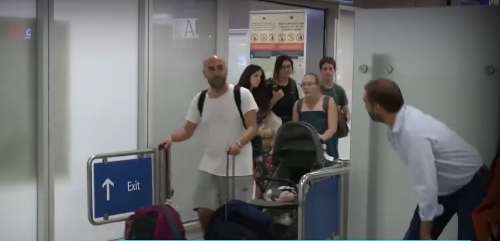 Στην Αθήνα οι πρώτοι Έλληνες από το Ισραήλ – Το DEBATER στο αεροδρόμιο “Ελευθέριος Βενιζέλος”