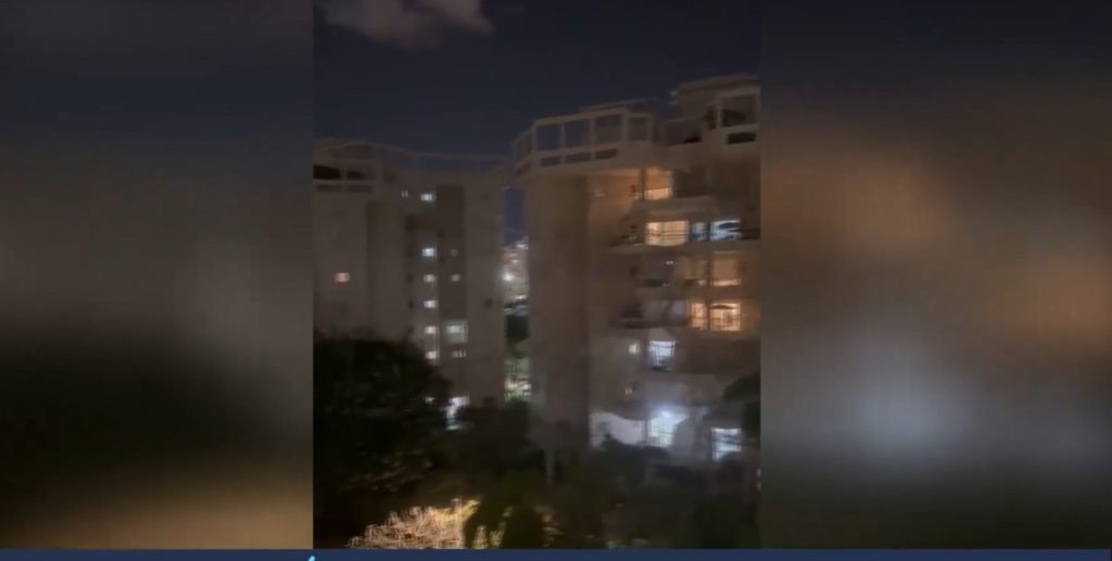 Η συγκλονιστική στιγμή που κάτοικοι του Τελ Αβίβ ψάλλουν τη νύχτα στα μπαλκόνια τον εθνικό ύμνο (vid)