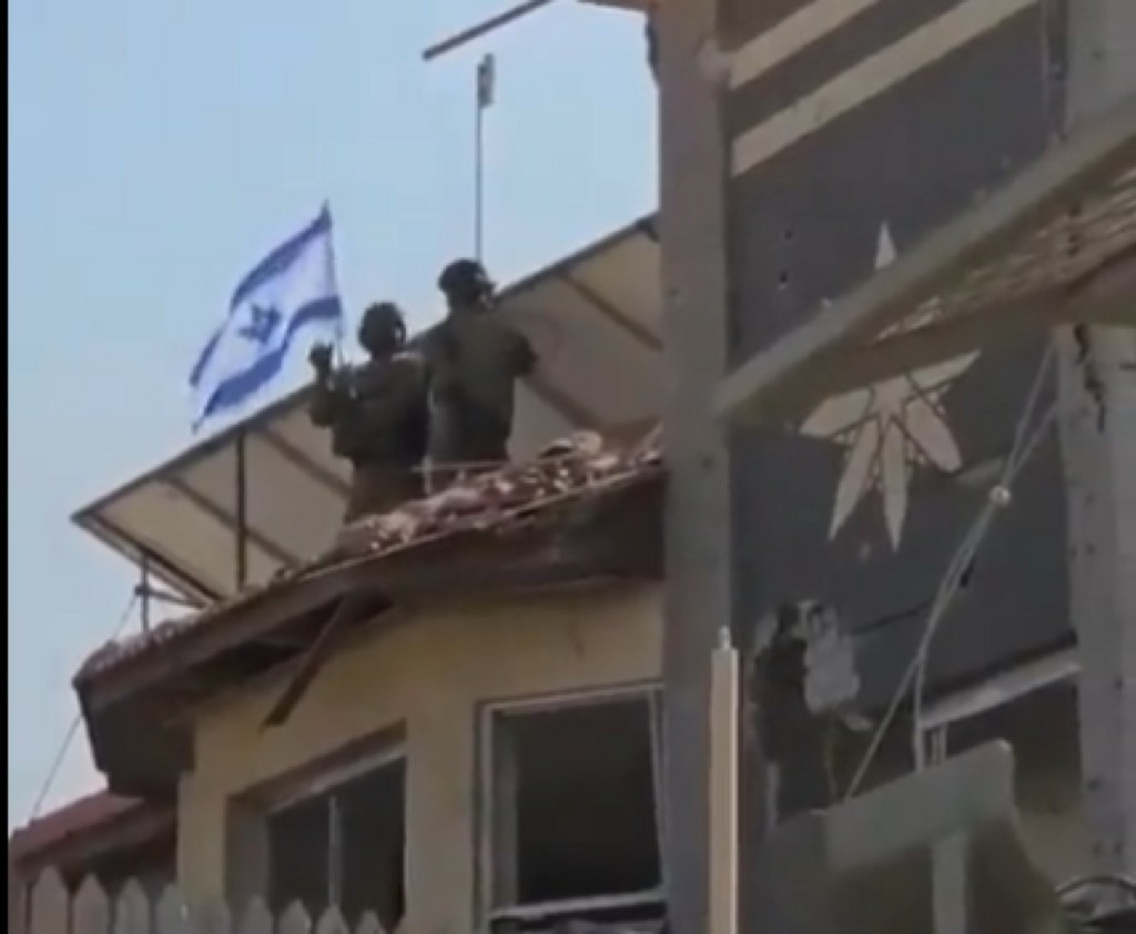 Υψώθηκε η πρώτη σημαία του Ισραήλ σε κτίριο στη Γάζα – “Ξεπεράσατε τις κόκκινες γραμμές, θα αναλάβουν άλλοι δράση” προειδοποιεί το Ιράν