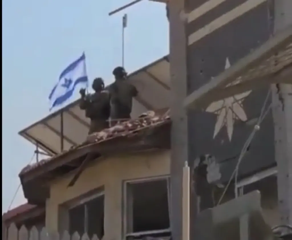 Υψώθηκε η πρώτη σημαία του Ισραήλ σε κτίριο στη Γάζα – “Ξεπεράσατε τις κόκκινες γραμμές, θα αναλάβουν άλλοι δράση” προειδοποιεί το Ιράν