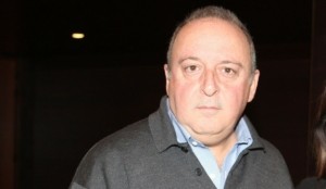 Στα σκαλιά της εκκλησίας η κόρη του Δημήτρη Καμπουράκη