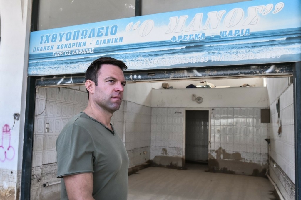 Στέφανος Κασσελάκης: Άκουσε τον Αχιλλέα Μπέο – Φόρεσε γαλότσες και πήρε το φτυάρι (pics&vid)