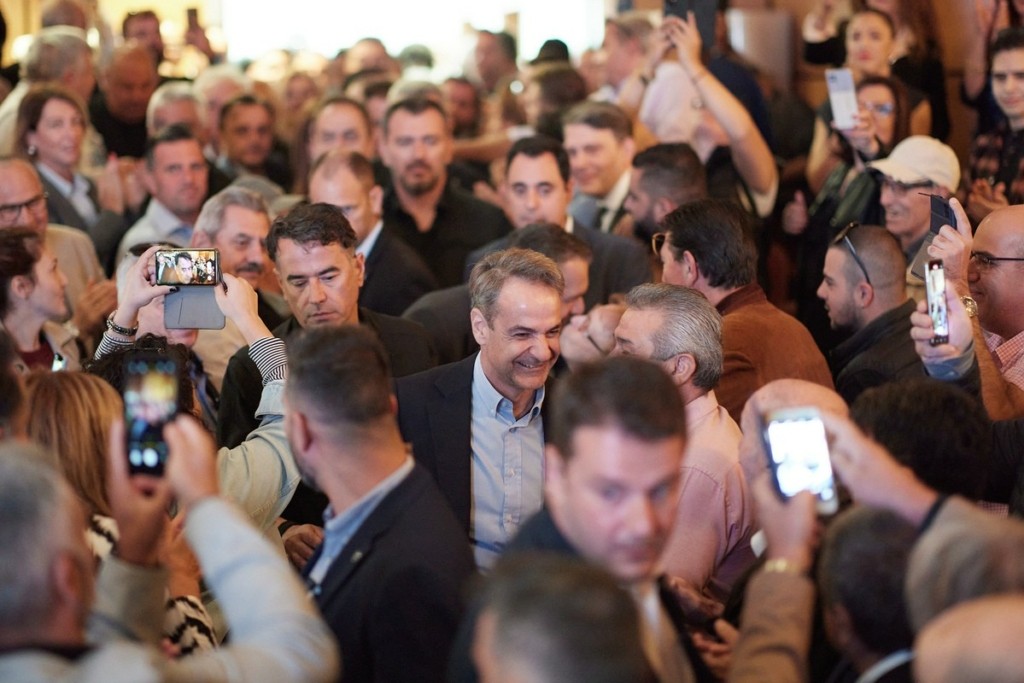 Κυριάκος Μητσοτάκης: Υποδοχή με ποντιακή λύρα στην Κοζάνη