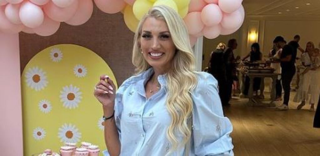 Η Κωνσταντίνα Σπυροπούλου ποζάρει αγκαλιά με τον 10 μηνών γιο της (pics)